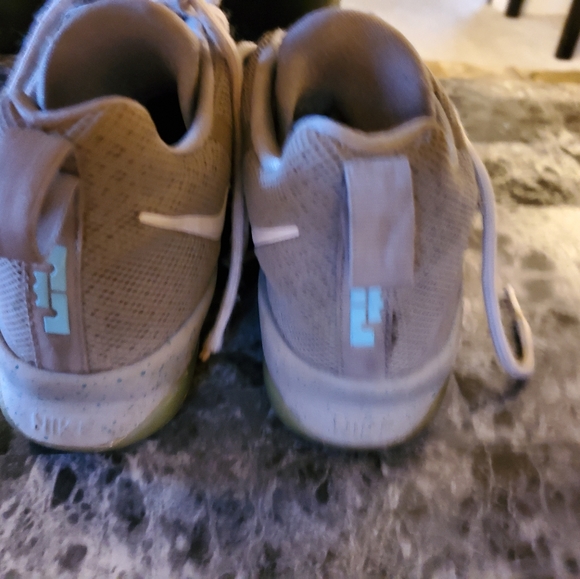 Boys nike kyrie shoes - Picture 2 of 6